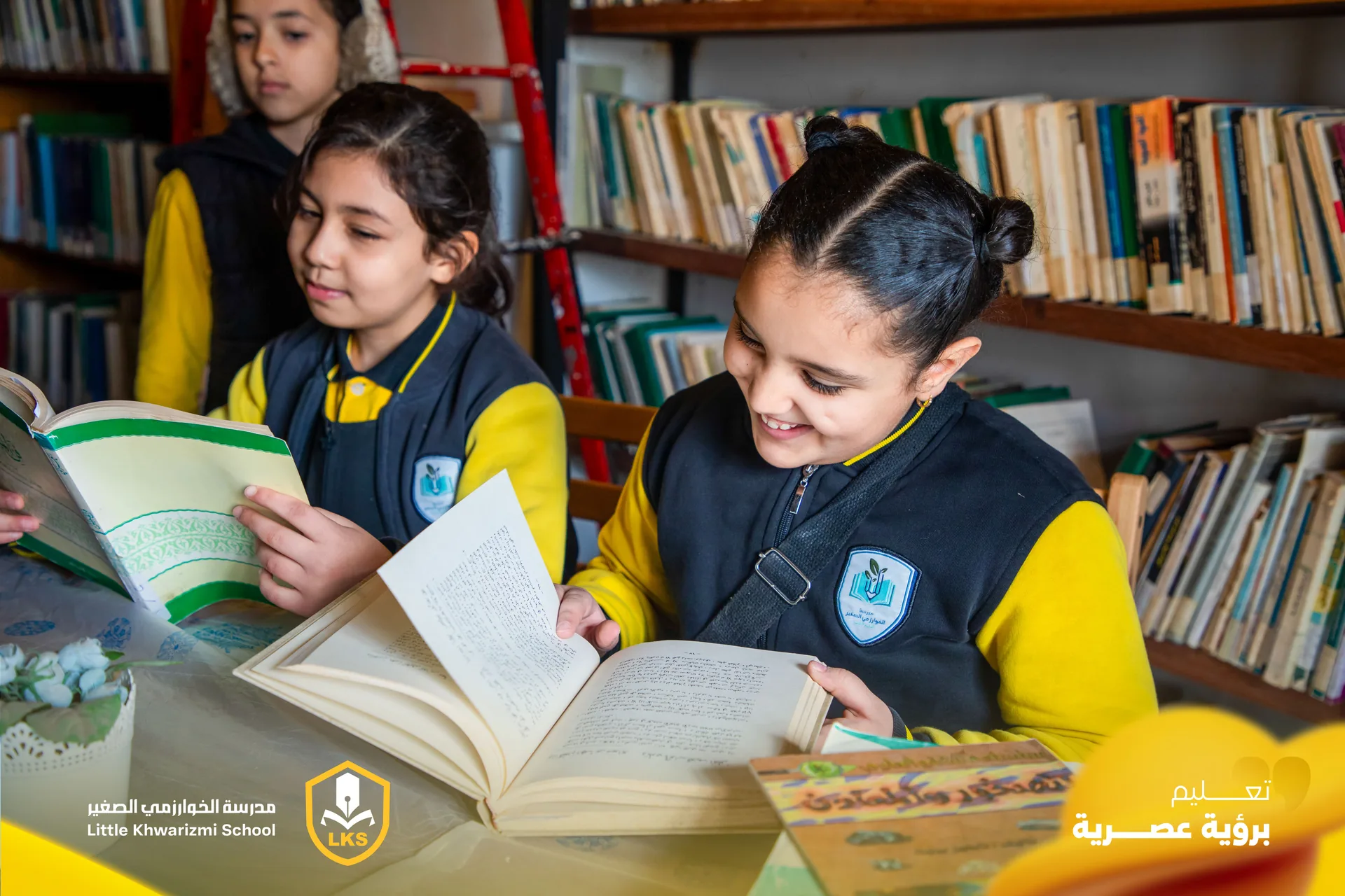 طالبات يقرأن في المكتبة