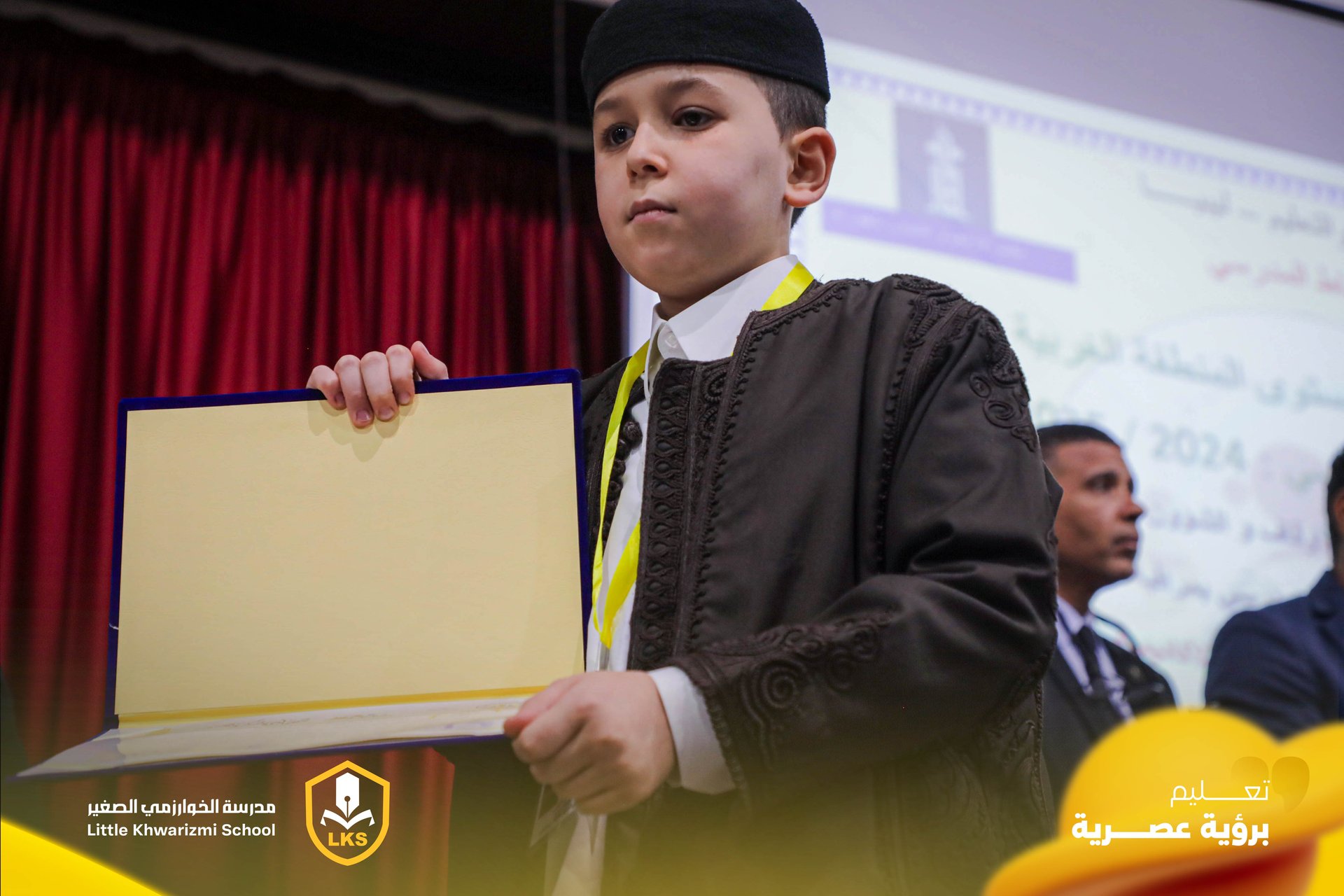 متدرب يحمل شهادة